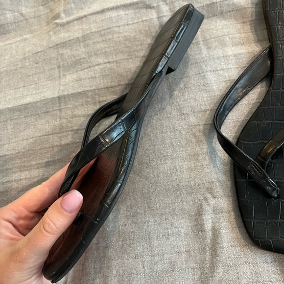 H & M flip flops - Picture 3 of 3